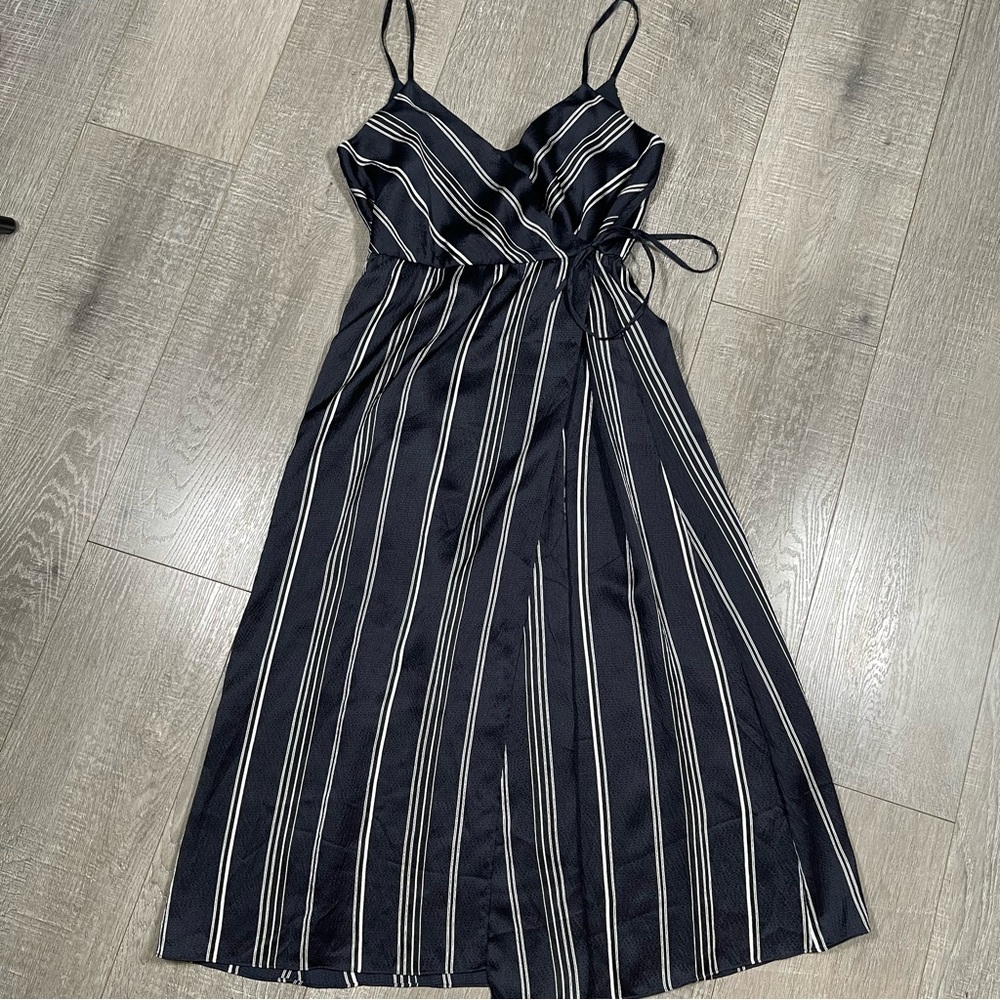 Theory Hammered 100% Silk Wrap MIDI Dress Size 2 Navy
